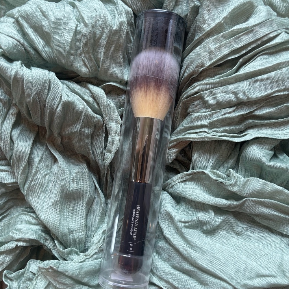 It Cosmetics LUXE WAND BALL POWDER BRUSH #8 • Make up brush - Picture 3 of 3